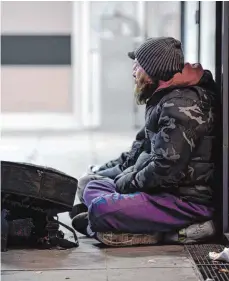  ?? FOTO: DPA ?? Obdachlos in Stuttgart: Wer keine Wohnung mehr hat, sucht in Unterführu­ngen Zuflucht.