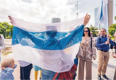  ?? (GENÈVE, 8 MAI 2022/DAVID WAGNIÈRES POUR LE TEMPS) ?? Un drapeau russe «pacifique». La bande rouge du drapeau, «symbole du sang», a été remplacée.