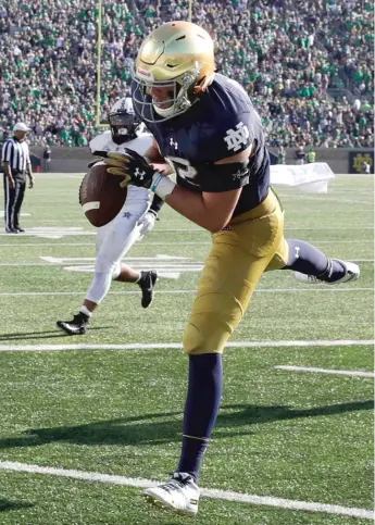  ?? NAM Y. HUH/AP ?? Notre Dame tight end Nic Weishar catches a two-yard touchdown pass in the fourth quarter.