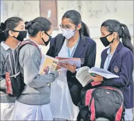  ?? SANCHIT KHANNA/HT PHOTO ?? ■ School students seen wearing masks, amid rising Covid-19 concerns.