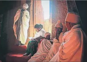  ?? DANI MORALES ?? Algunos habitantes de Lalibela conversan en un templo