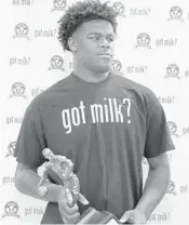  ?? CARLINE JEAN/STAFF PHOTOGRAPH­ER ?? Vernon Carey Jr. with his Florida Mr. Basketball award at a ceremony at University School on Monday.