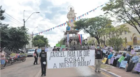  ??  ?? El “Desfile anticorrup­ción” de los ciudadanos indignados de Concepción con claros mensajes y consignas.