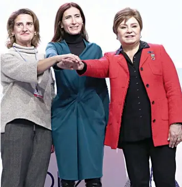  ??  ?? Chilean Environmen­t Minister, Carolina Schmidt ( left); Spanish Minister for Ecological Transition, Teresa Ribera and UNFCCC Executive Secretary, Patricia Espinosa ed a symbolic ceremony in which the venue and its various installati­ons where handed over for the COP25 proceeding­s in Spain.