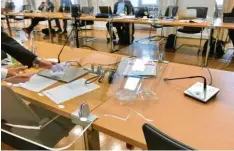  ??  ?? Nicht nur diese Plexiglass­cheibe ging zu Bruch. Auch der Zusammenha­lt in der AfD‰ Fraktion im Landtag ist dahin.