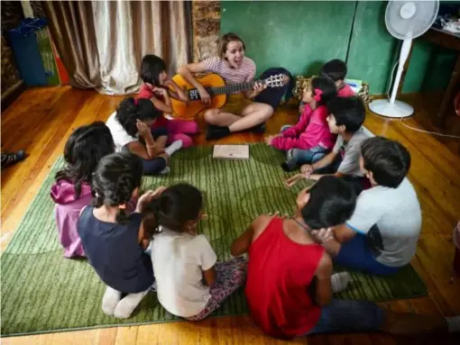  ?? (AFP/Getty) ?? Refugee children attend an English language class at the volunteer-run school