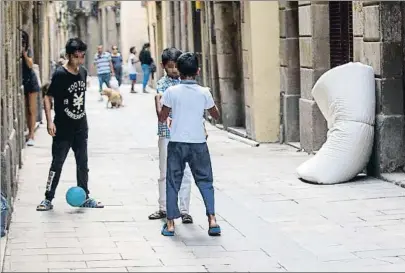  ?? INMA SAINZ DE BARANDA ?? Unos niños juegan en una calle de Ciutat Vella, junto a un colchón abandonado