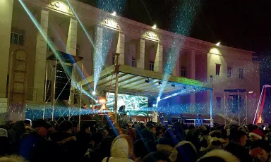  ??  ?? Entusiasmo La folla in piazza Tribunale per la festa di Capodanno