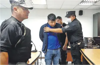  ??  ?? Armando Javier Rotela es llevado por policías y agentes penitencia­rios tras conocer la fuerte condena que le aplicaron.