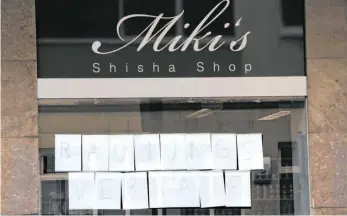  ?? FOTO: LISA KLEBAUM ?? Die letzte Ware will Geschäftsf­ührer Mikail Yazan noch verkaufen, danach schließt der Tuttlinger Shisha-Laden spätestens zum 31.Juli.