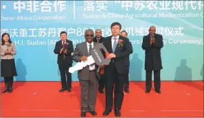  ?? PHOTOS PROVIDED TO CHINA DAILY ?? Wang Guimin (right), chairman and general manager of Lovol Heavy Industry Co Ltd, meets a representa­tive of the Sudanese government during a commemorat­ion of the delivery of 800 harvesters in Shandong province on Wednesday.