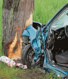  ?? Foto: ČTK ?? Čelní náraz Ze silnice řidiči nejčastěji sjedou vlivem mikrospánk­u nebo špatného stavu krajnice vozovky. Někdy neodhadnou zatáčku.