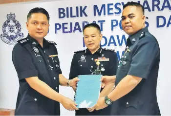  ??  ?? Leong (centre) witnesses the handover-of-duties between Mansur (right) and Joshua.