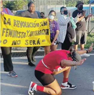  ?? Adriana.diaz@gfrmedia.com ?? La familia de Colón Ponce lleva desde el miércoles frente a la cárcel de mujeres de Bayamón reclamando que se revelen los detalles del momento en que la mujer falleció para corroborar la versión de los oficiales.