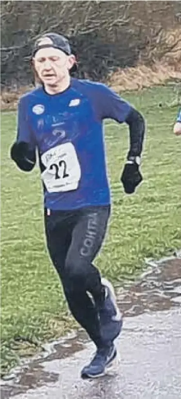  ?? ?? Runners take off at the start of the Christmas Pudding Run 2021.