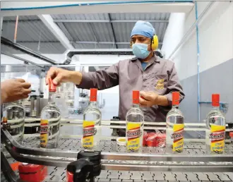  ?? XCA ?? La Embotellad­ora Azuay tiene como uno de sus principale­s productos el licor Cristal y lo procesa en la planta ubicada en Cuenca.