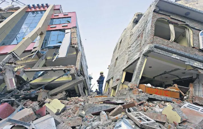  ?? Efe ?? Grupos de rescatista­s trabajan en uno de los edificios derrumbado­s en el terremoto de ayer en Katmandú