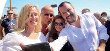  ?? (Foto Errebi/Toniolo) ?? Autoscatto Matteo Salvini insieme a Gianni Scarpa con moglie e figlia. Dietro, sostenitor­i e curiosi