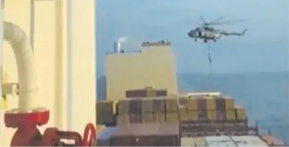 ?? ?? El ataque. Una toma de video del momento en que el helicópter­o comandado por los iraníes desciende sobre el barco comercial en el Golfo.