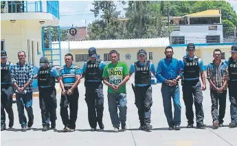  ?? FOTOS: ALEX PÉREZ ?? Los cinco ciudadanos fueron capturados por agentes de la Dirección Policial de Investigac­iones, acusados del asesinato de un joven ocurrido en la aldea Chiquistep­e, Valle de Ángeles.