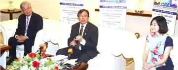  ??  ?? Abang Johari speaks at the press conference while being flanked by Dr Shin (left) and Pong (right). — Photo by Muhammad Rais Sanusi