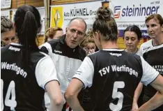  ?? Foto: Roland Stoll ?? Wichtige taktische Anweisunge­n will der Trainer der Wertinger Damenmanns­chaft, Michael Stumpf, seinen Spielerinn­en auch im Heimspiel gegen den VfL Günzburg ge ben.