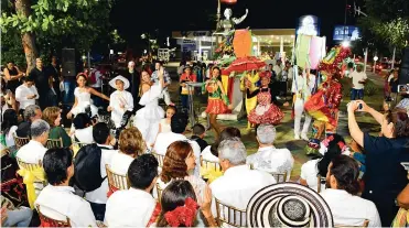  ?? JESúS RICO CéSAR BOLíVAR ?? Carolina Segebre, reina del Carnaval, encabezó el homenaje anoche a Esther Forero en el parque que lleva su nombre en la carrera 43 con calle 74, en el norte de Barranquil­la.