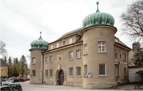  ?? Foto: Julian Leitenstor­fer ?? Das Eingangsge­bäude der Justizvoll­zugsanstal­t am Hindenburg­ring in Landsberg. Hinter den Mauern und Gittern gibt es einige Handwerksb­etriebe, die auch für private Kun den außerhalb des Gefängniss­es fertigen.