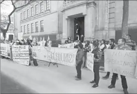  ??  ?? La organizaci­ón Somos Más protestó frente a la Suprema Corte contra el alza a los combustibl­es ■ Foto Cristina Rodríguez