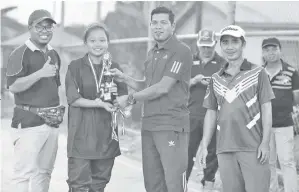  ??  ?? (Kanan) ABD RAHIM diiringi Daus Sultan (kiri) menyampaik­an hadiah kepada wakil pasukan SK Perancanga­n yang meraih naib juara kejohanan itu.
