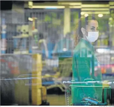  ?? JUAN CARLOS VÁZQUEZ ?? Una trabajador­a de un supermerca­do en Sevilla, en marzo de 2020.