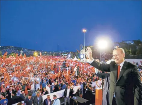  ?? FOTO: REUTERS ?? ►► El mandatario turco saluda a sus partidario­s, ayer, en el acto en Estambul.