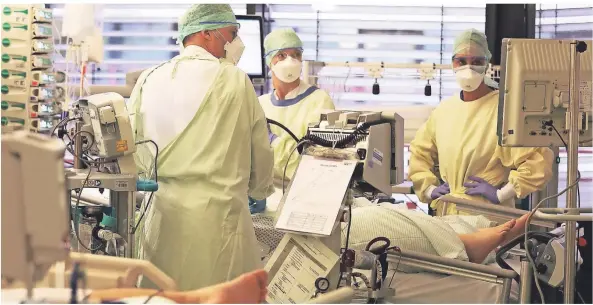  ?? FOTO: OLIVER BERG/DPA ?? Ein Patient wird auf der Covid-Intensivst­ation im Unikliniku­m Aachen behandelt.