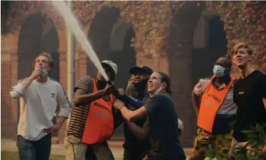  ?? ARMAND HOUGH African News Agency (ANA) ?? UCT students help to contain the fire that spread to the university.