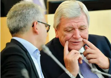  ?? Foto: dpa/Arne Dedert ?? Lächeln ist wichtig: Ministerpr­äsident Bouffier (CDU) und sein grüner Vize Al-Wazir (l.) im Landtag