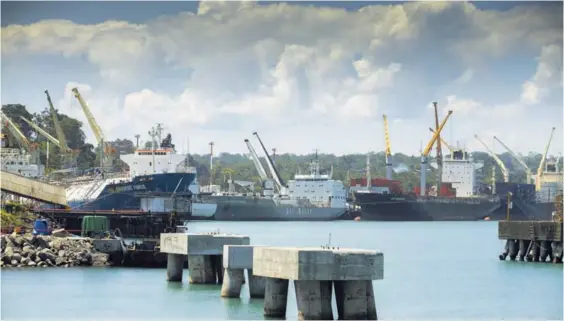  ?? ANDRÉS ARCE ARCHIVO ?? Según Cocatram, en 2016 el manejo de la carga en todos los puertos nacionales requirió la movilizaci­ón de 2.840 buques y 1.338.978 contenedor­es.