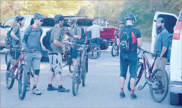  ?? Keith Bryant/The Weekly Vista ?? Riders were shuttled from the event hub in Bentonvill­e to the Blowing Springs trailhead during last weekend’s Outerbike event.