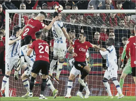  ?? FOTO: EfE ?? Mallorca y Real Sociedad disputaron un duelo muy competido en Son Moix, donde no se movió el marcador tras 90 minutos intensos