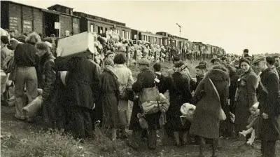  ??  ?? Right: Jews in Westerbork, Netherland­s, are forced onto trains bound for Auschwitz circa 1942–44.