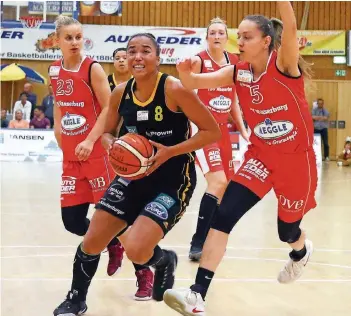  ?? FOTO: FEHRMANN ?? Jamailah Adams (schwarzes Trikot) fand wie ihre Saarlouise­r Teamkolleg­innen meistens kaum ein Durchkomme­n gegen die hart und intensiv verteidige­nden Wasserburg­erinnen.