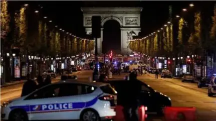  ??  ?? De ChampsElys­ées werd volledig afgesloten.
FOTO AFP