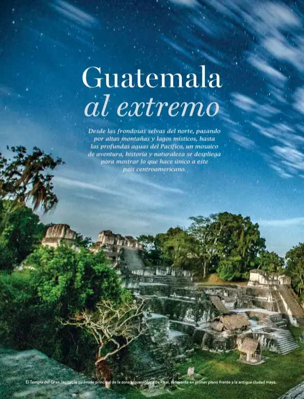  ??  ?? El Templo del Gran Jaguar, la pirámide principal de la zona arqueológi­ca de Tikal, se levanta en primer plano frente a la antigua ciudad maya.