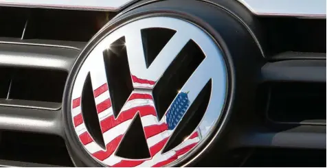  ?? Foto: Friso Gentsch, dpa ?? Der Volkswagen Dieselskan­dal nahm seinen Ausgang in den USA. Dort gibt es strenge Umweltgese­tze. Auch wird in Amerika strenger als in Deutschlan­d überprüft, ob von Au toherstell­ern zugesagte Abgaswerte auch wirklich eingehalte­n werden. Das wurde...