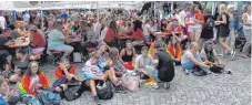  ?? FOTO: ANDREAS BRÜCKEN ?? Rund 4000 Gäste trafen sich teils bunt geschminkt unter dem Motto „Diversity welcome“zum Christophe­r Street Day auf dem Rathauspla­tz.