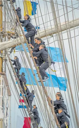  ??  ?? La tripulació­n. La fragata lleva 214 marinos, 61 son aspirantes.