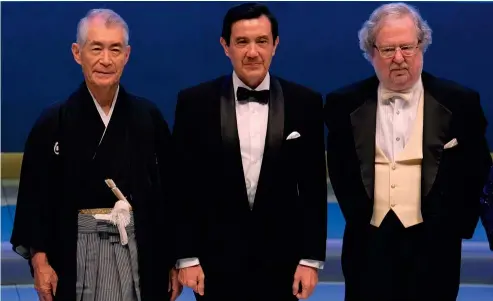  ??  ?? Allison y el inmunólogo nipón Tasuku Honjo –izquierda–, con el que ha compartido el Nobel, en la entrega de los Premios Tang, en Taiwán, en 2014.