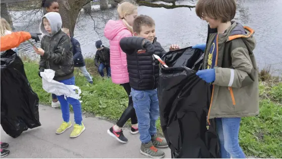  ?? Bild: JARI VÄLITALO ?? HJÄLPTES ÅT. Det gick i ett rasande tempo när fjärdeklas­sarna från Brunnsåker­sskolan plockade skräp utmed Nissan.