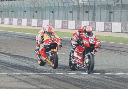  ?? FOTOS: EFE ?? 23 milésimas separaron en la línea de meta a Dovizioso y Márquez en la carrera de Qatar, una repetición del final de pasado año con el mismo ganador; Cal Crutchlow completó el podio