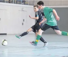  ?? FOTO: THOMAS WARNACK ?? Der Futsalball rollt wieder an diesem Wochenende. Bei den Bezirksmei­sterschaft­en fallen fünf Entscheidu­ngen.