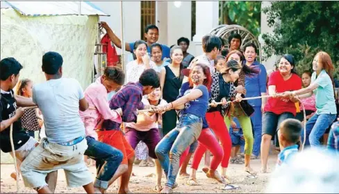  ?? HENG CHIVOAN ?? Youth playing a traditiona­l tug of war game during Khmer New Year in Kandal province, prior to the pandemic.